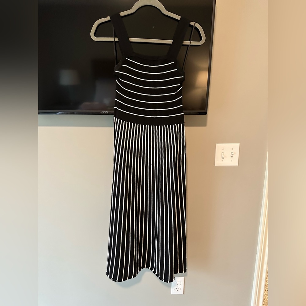 Perfect black/white midi dress!
